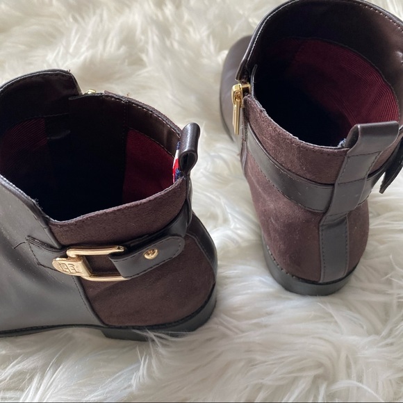 Tommy Hilfiger women’s brown mixed media ankle booties
Size 8 - Picture 5 of 8